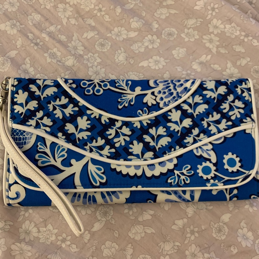 Vera Bradley clutch - like new condition